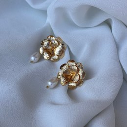 Orchidée - Flower Ear z 18 -karatową złotą rzeką Pearl