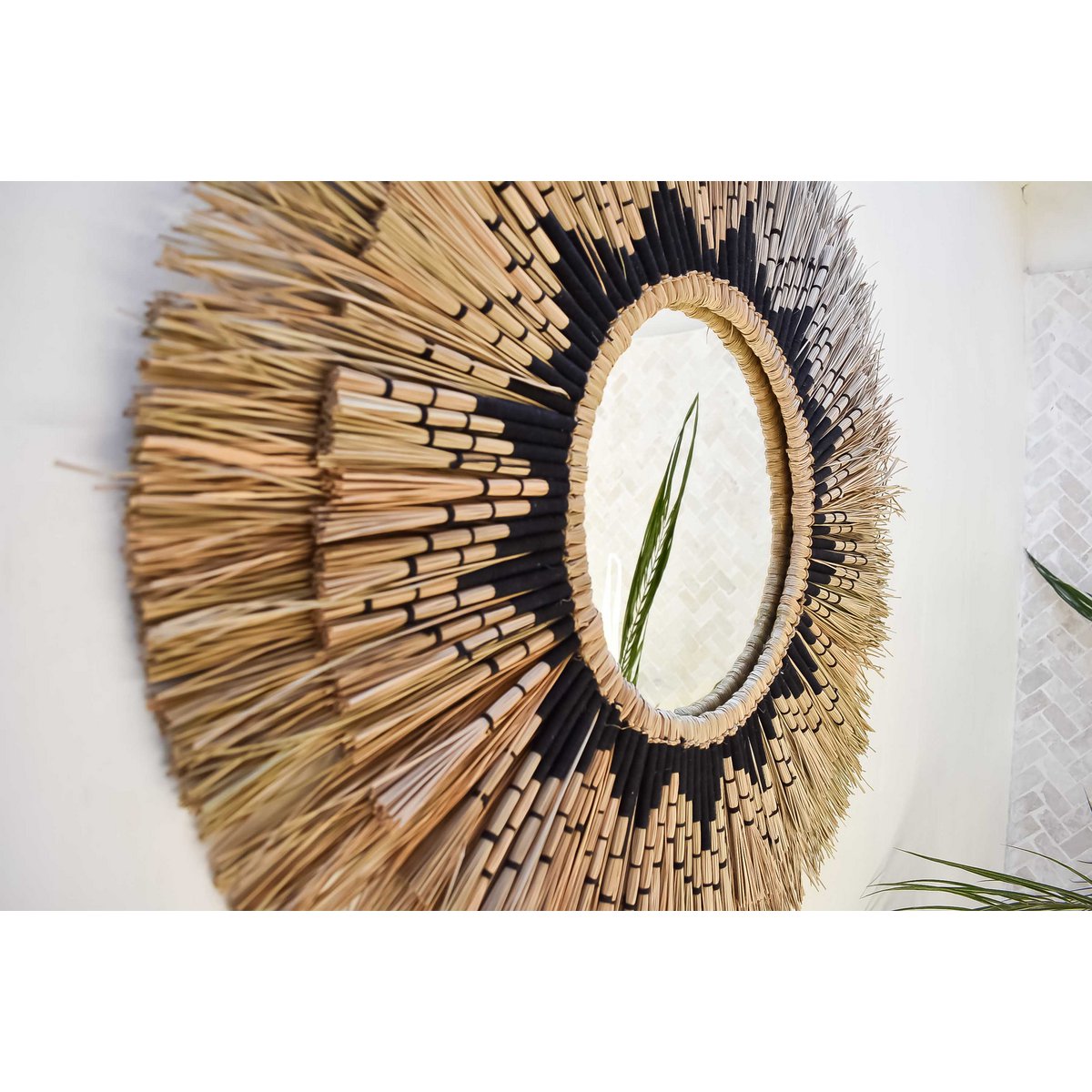 Miroir en jonc de mer avec détails en macramé - Ambon Noir ø60cm
