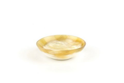 Round cup in blond horn
