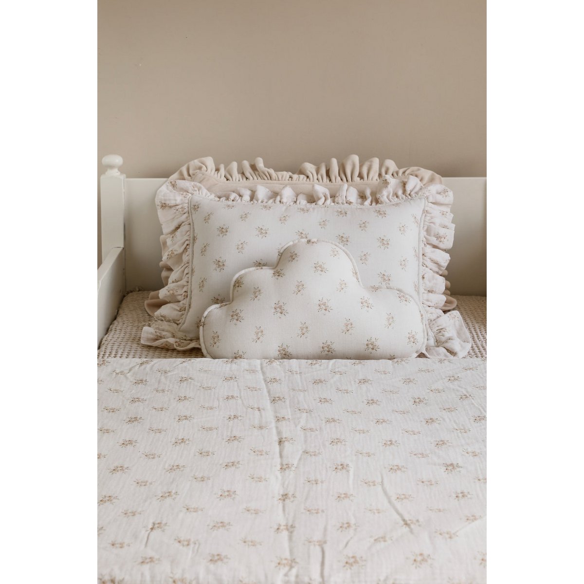 Coussin décoratif en mousseline à volant "Boho Flowers"