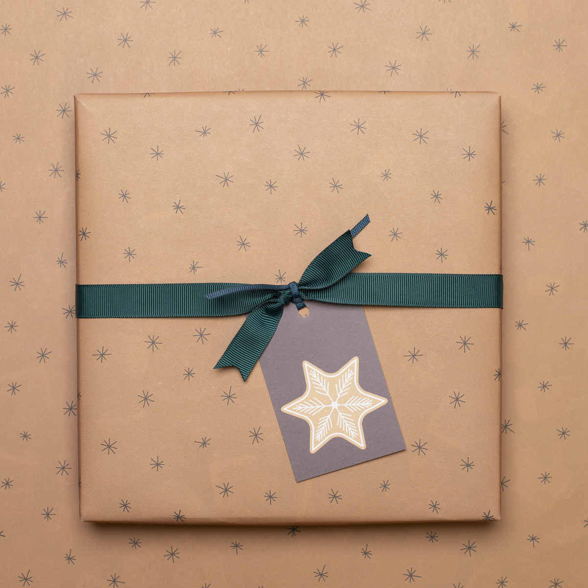 Papel de regalo de doble cara Navidad "pan de jengibre" Galletas navideñas en color beige y marrón fabricado con papel 100% reciclado