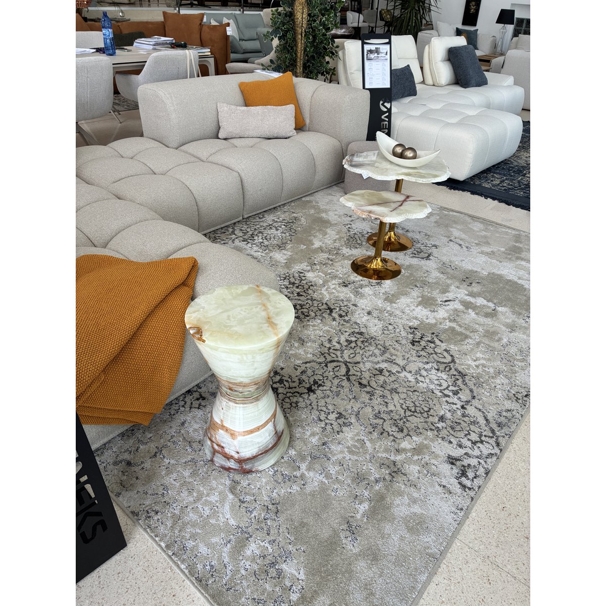 Mesa decorativa contemporánea en ónix blanco