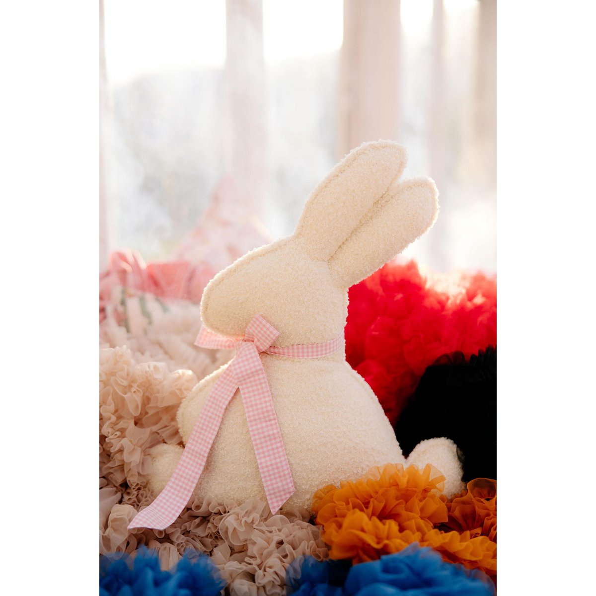 Fluffy Boucle Paashaaskussen "Roze Strik"