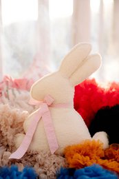 Fluffy Boucle Paashaaskussen "Roze Strik"