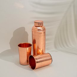Puur koperen set van fles met 2 bekers in bloemmotief ± 750 ml (in fluwelen bewaardoos)