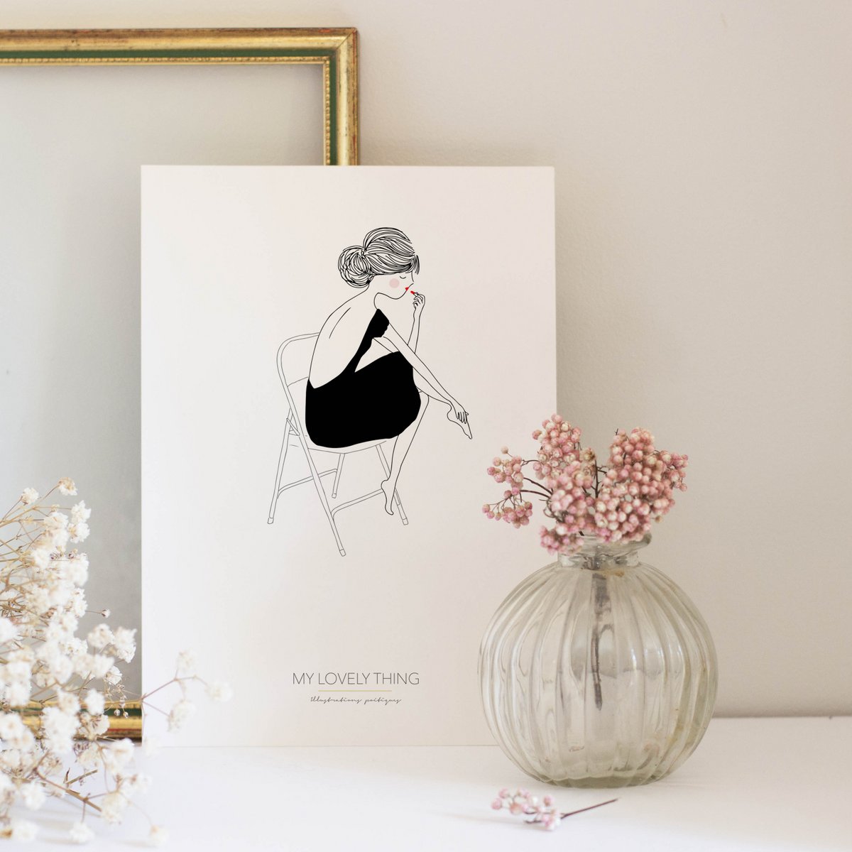 Card Barbara - Fine Lines Mujer Sentada Vestido Negro Espalda Abierta Pintalabios