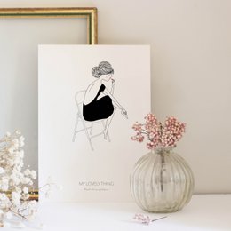 Card Barbara - Fine Lines Zittende vrouw Zwarte jurk Open rug Lipstick