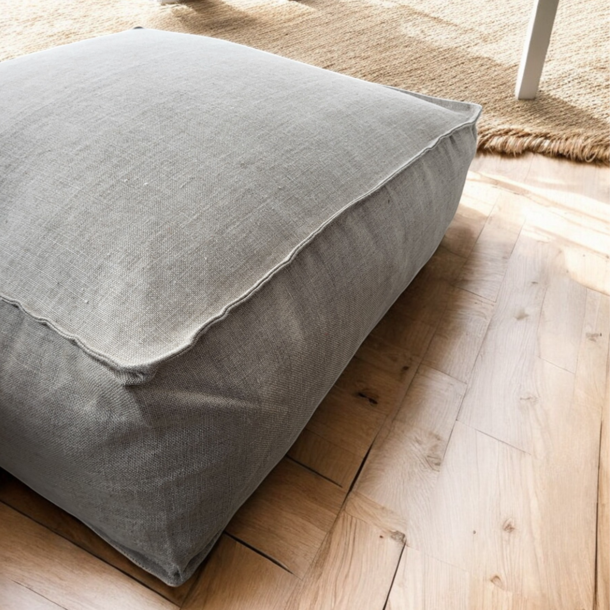 Leinen-Cru-Pouf und Bodensitz