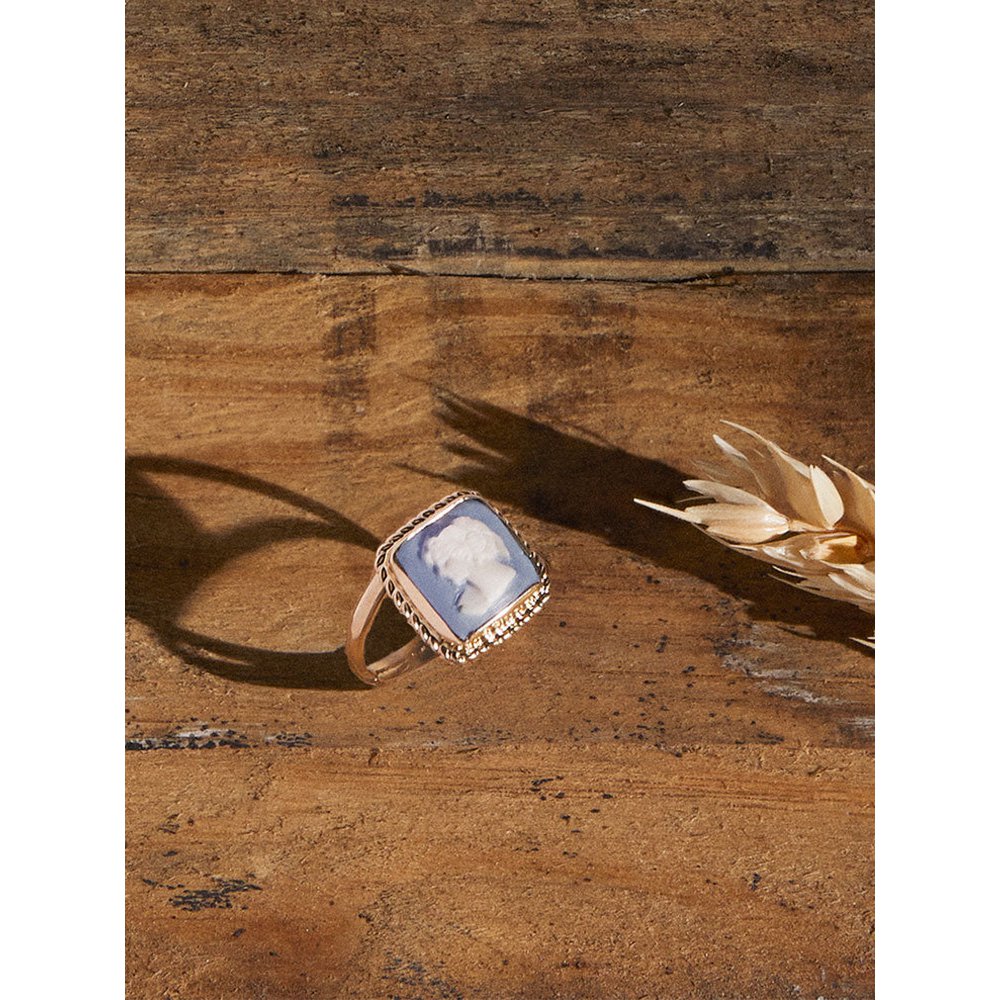 De geliefde hemelblauwe cameo -ring