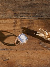 De geliefde hemelblauwe cameo -ring