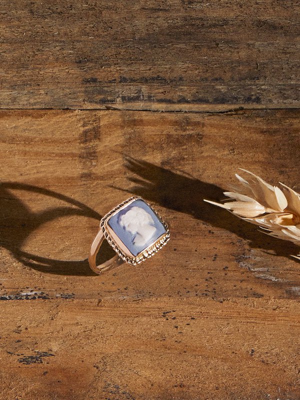 De geliefde hemelblauwe cameo -ring