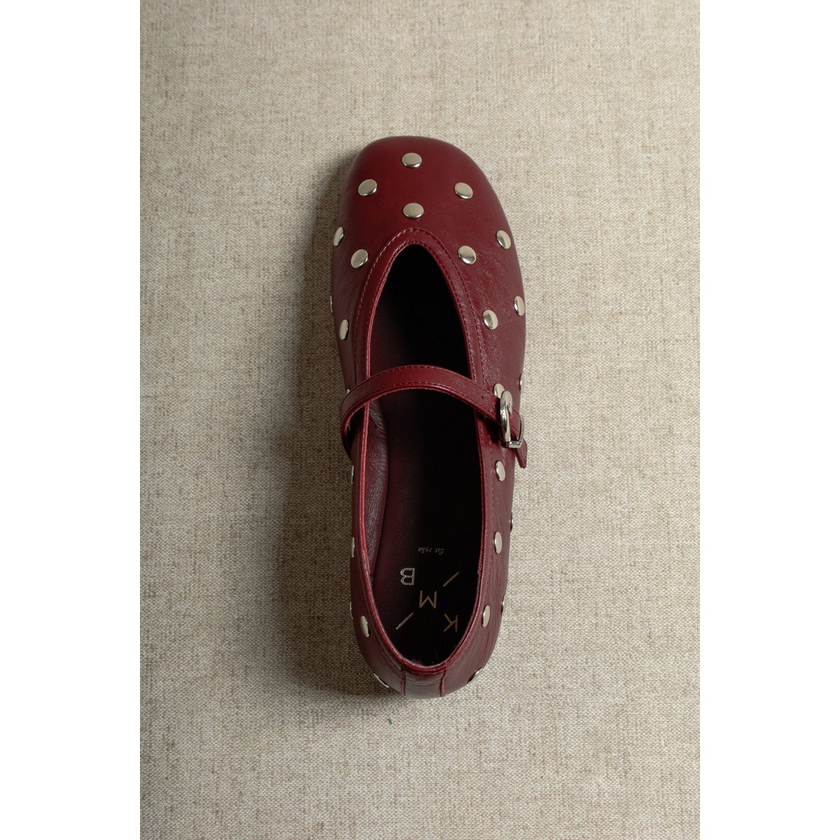 ALLI STUDS BURGUNDY – Glänzende, mit Nieten besetzte Mary Janes aus Leder