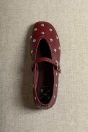 ALLI STUDS BURGUNDY – Glänzende, mit Nieten besetzte Mary Janes aus Leder