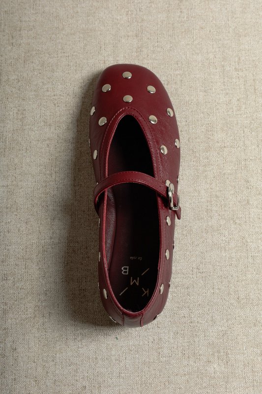 ALLI STUDS BURGUNDY – Glänzende, mit Nieten besetzte Mary Janes aus Leder