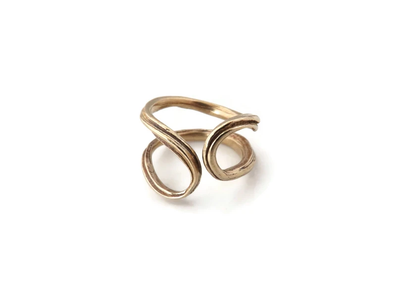 Verstelbare gepatineerde bronzen ring – sculpturaal organisch