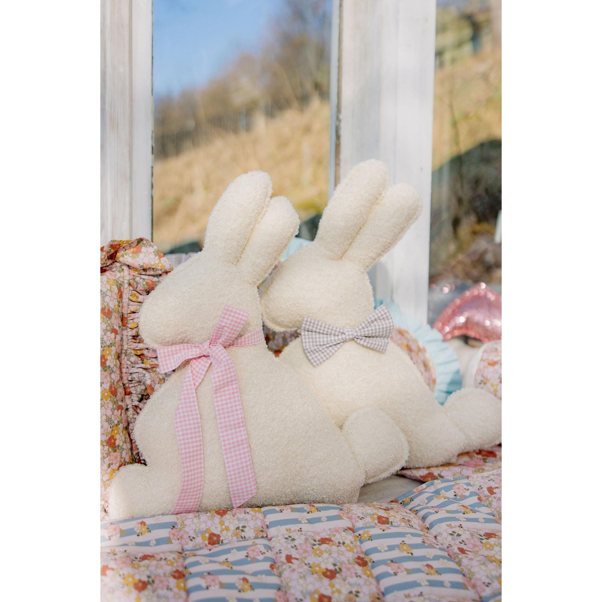 Fluffy Boucle Paashaaskussen "Roze Strik"