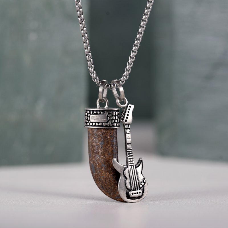 Collier à charme de guitare et corne