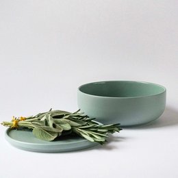 Sage green ceramic bowl with a capacity of 600 ml and a diameter of 16 cm. The bowl has a lid option and is suitable for various uses in the kitchen or dining room.