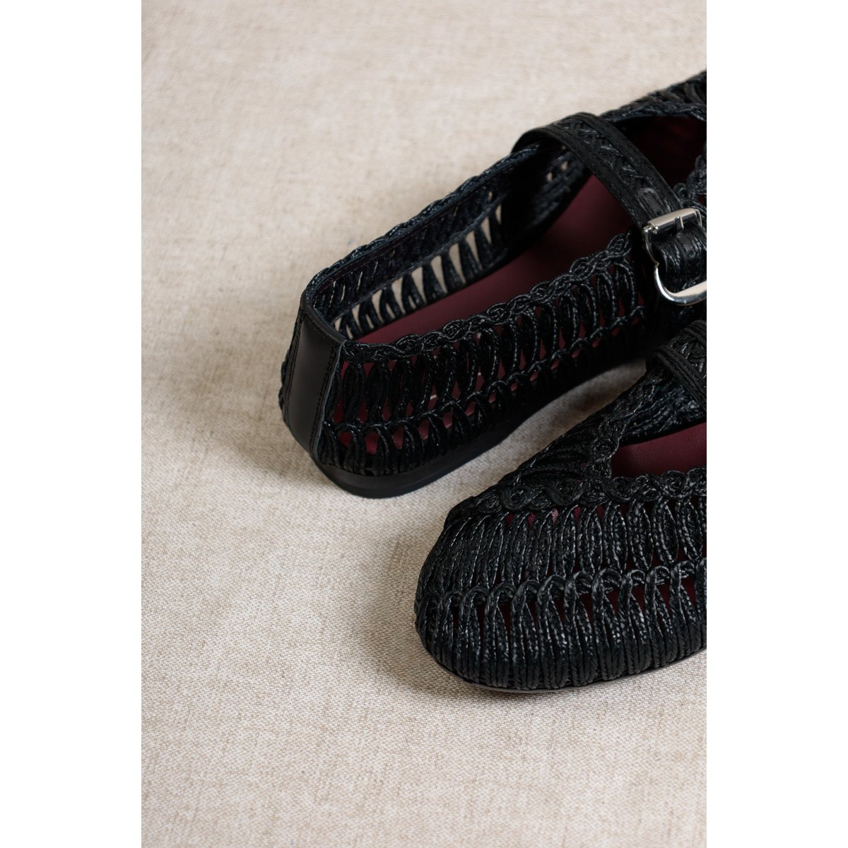 DORIS BLACK – Mary-Jane-Flats aus geflochtenem Raffiabast