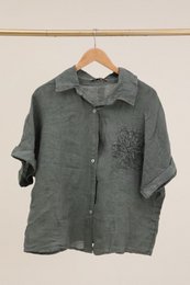 Camicia con un riferimento di fiori di lino. 20341