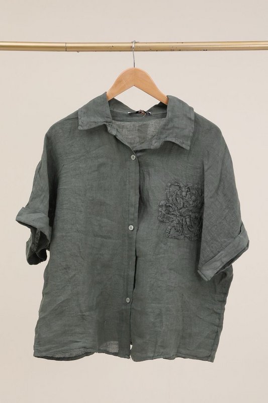 Camicia con un riferimento di fiori di lino. 20341