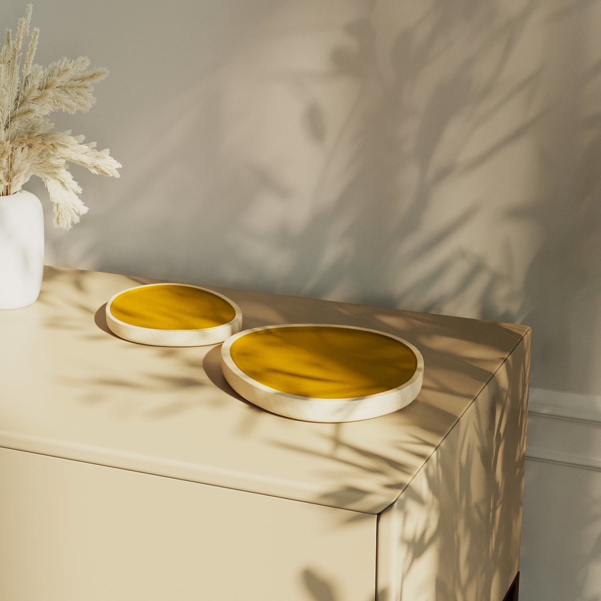 Set di 2 vassoi Treviso, in legno e vernice ceramica gialla