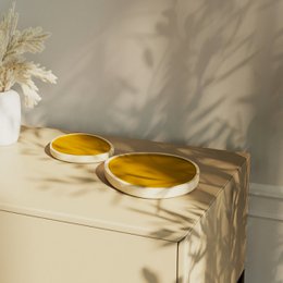 Set di 2 vassoi Treviso, in legno e vernice ceramica gialla