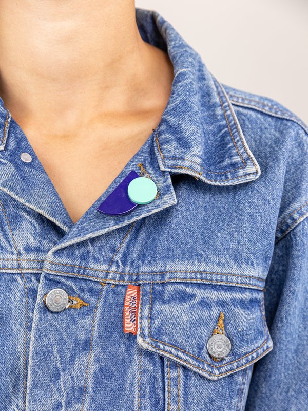 Broche laquée satellite vert menthe et violet en corne blonde
