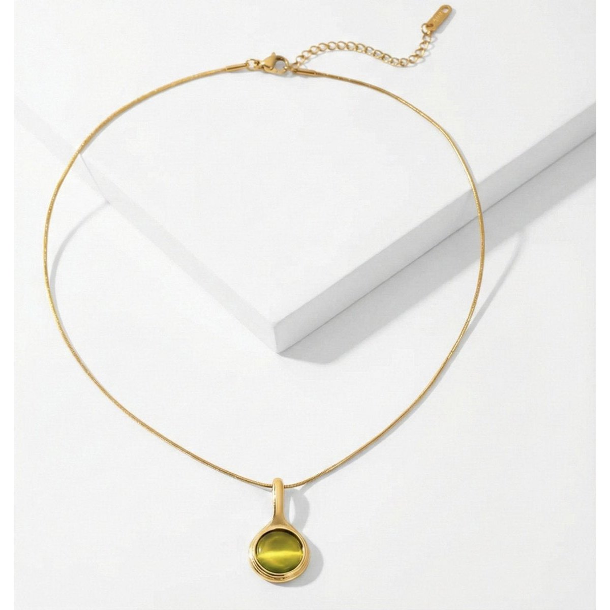 Cecile – Collar con Colgante de Piedra Natural – Dorado
