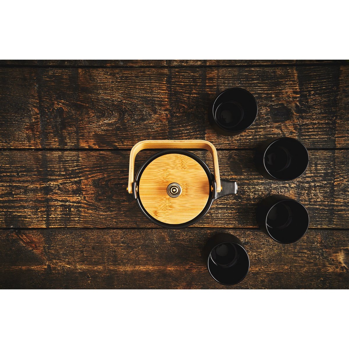The Eichu tea set made of black ceramic
