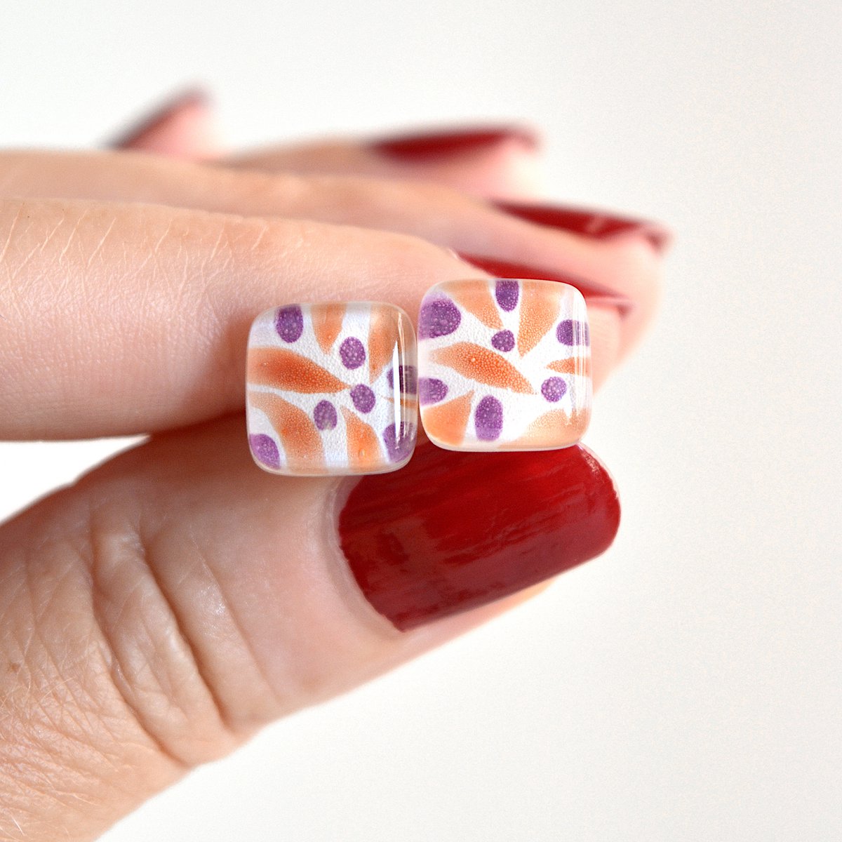 Små øreringe med glasknapper, pæle i sterling sølv, brændte orange blade og lilla bær