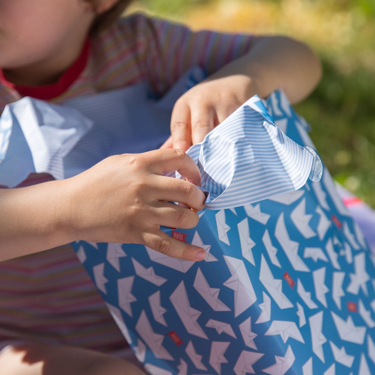 Blauw inpakpapier met papieren boten en strepen - lichtblauw inpakpapier met papieren bootpatroon, ideaal voor kinderverjaardag, doop, geboorte.