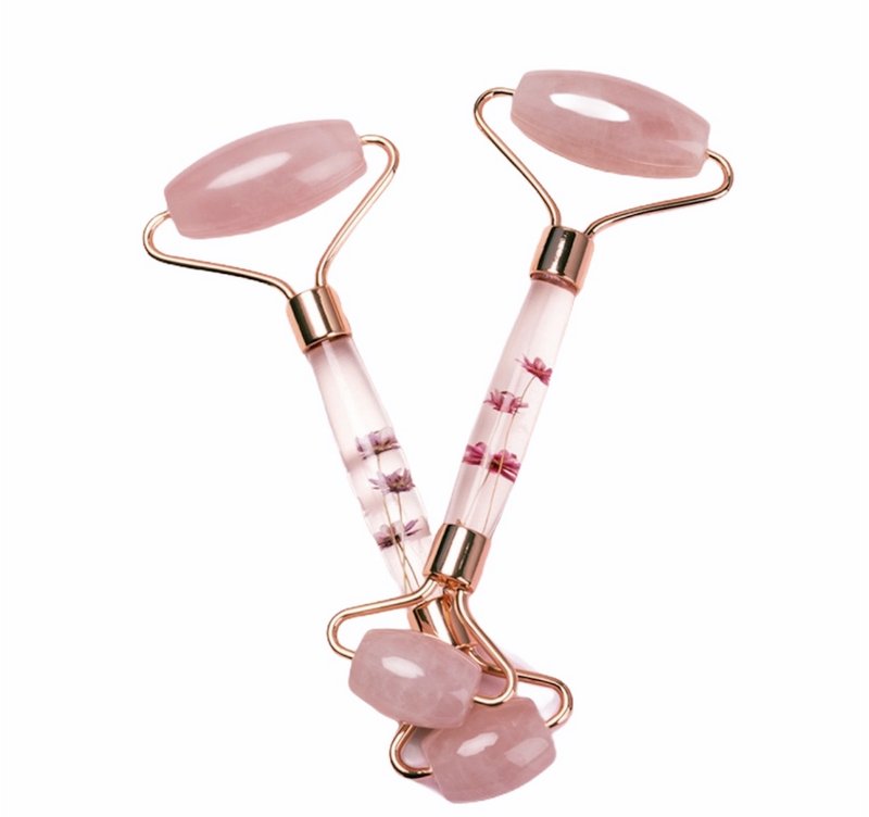 Rosenkvartsrulle med blomsterhåndtag