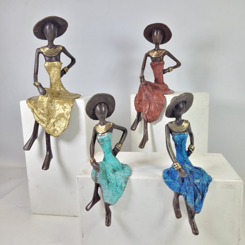 Bronze-Skulptur "Femme assise avec chapeau" by Soré | verschiedene Größen und Farben