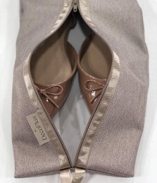 Grey shoe bag with leather straps and buckle closure. Available in two sizes: 15x38 cm and 19x43 cm.