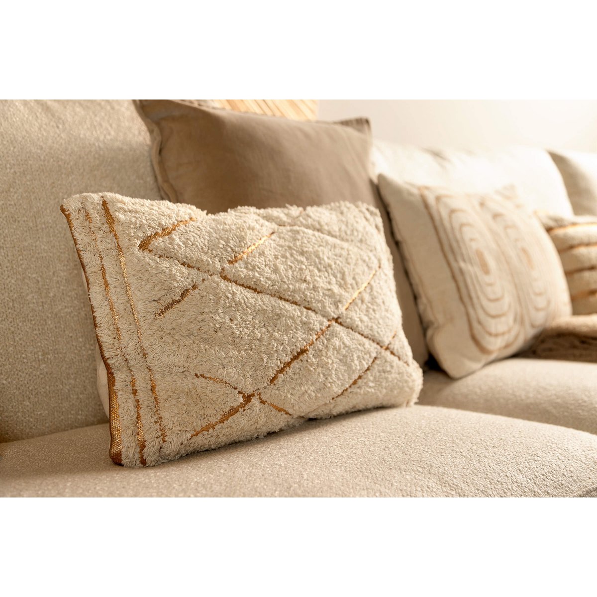 Dutch Decor DUUK - Cushion 30x50 cm - Tofu - beige with gold