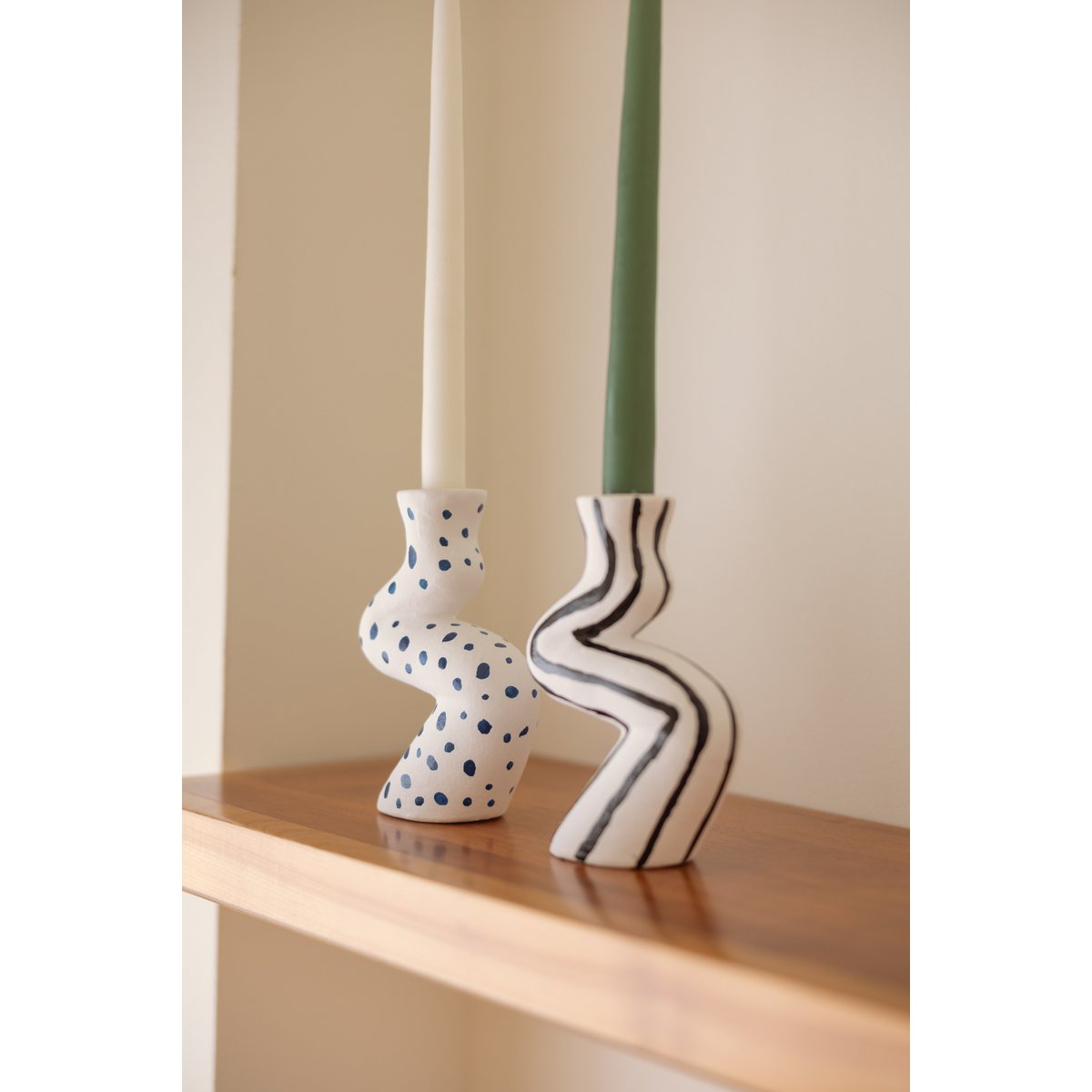 Candelabro de cerámica pintado a mano