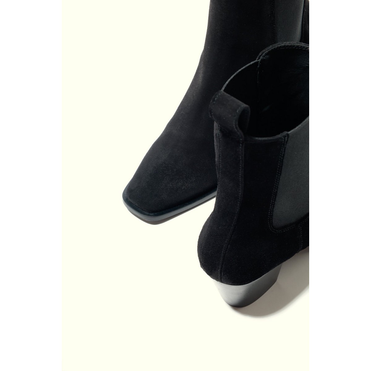 RAY BLACK – Spitze Stiefeletten mit quadratischer Zehenpartie und skulpturalem Absatz