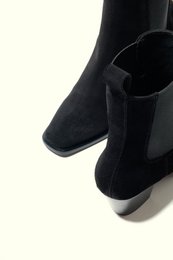 RAY BLACK – Spitze Stiefeletten mit quadratischer Zehenpartie und skulpturalem Absatz
