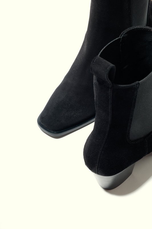 RAY BLACK – Spitze Stiefeletten mit quadratischer Zehenpartie und skulpturalem Absatz