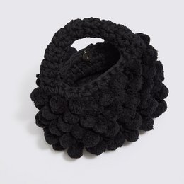 ¨Half Moon ”håndlavet pom pom håndtaske med crossbody rem sort