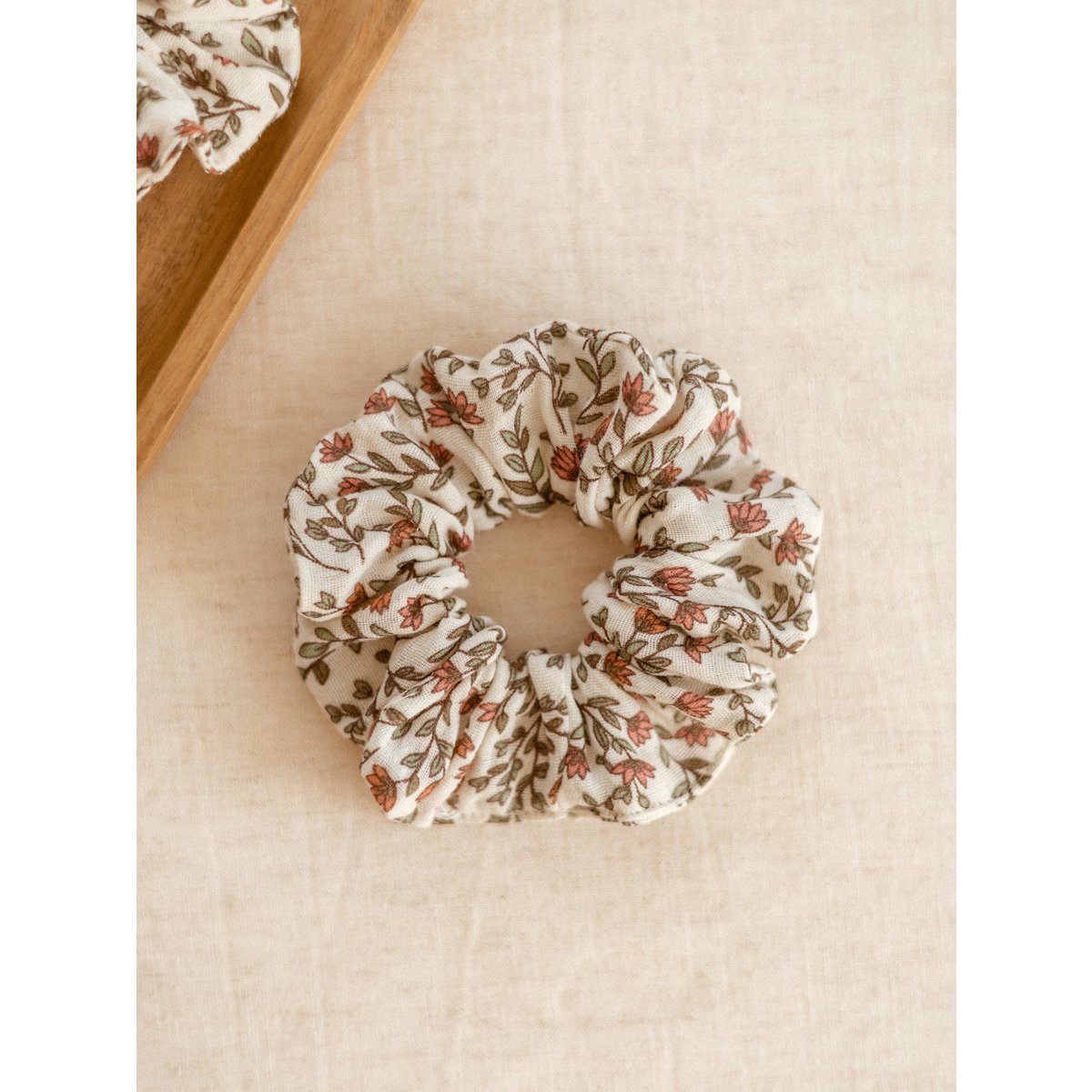Breites Scrunchie / Olive + Terrakotta Blütenblätter