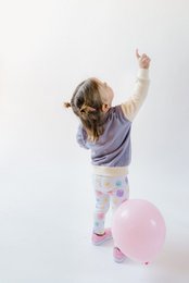 Maglione per bambini sostenibile a blocchi di colore | Viola con braccio Ecrù | 100% cotone biologico certificato GOTS