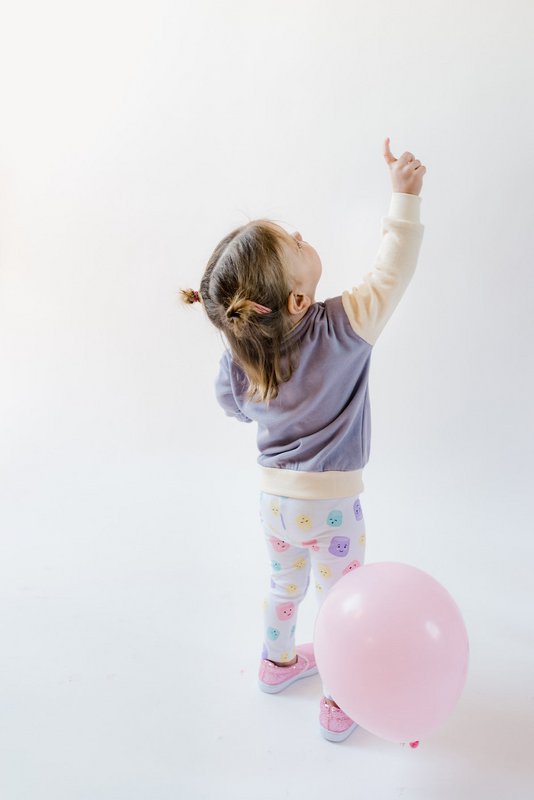 Maglione per bambini sostenibile a blocchi di colore | Viola con braccio Ecrù | 100% cotone biologico certificato GOTS