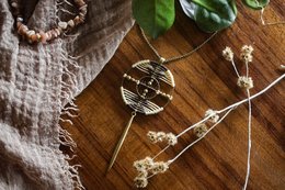Woven macrame pendant necklace with green detail, handmade, available in sizes S (35cm-40cm), M (45cm-50cm), and L (60cm-65cm).