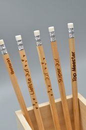 Assorted wooden pencils with text in Dutch, including "Bedankt", "Liefste Juf", "Juf", "Super juf", and "Meester". The pencils have a natural wood finish and white erasers.