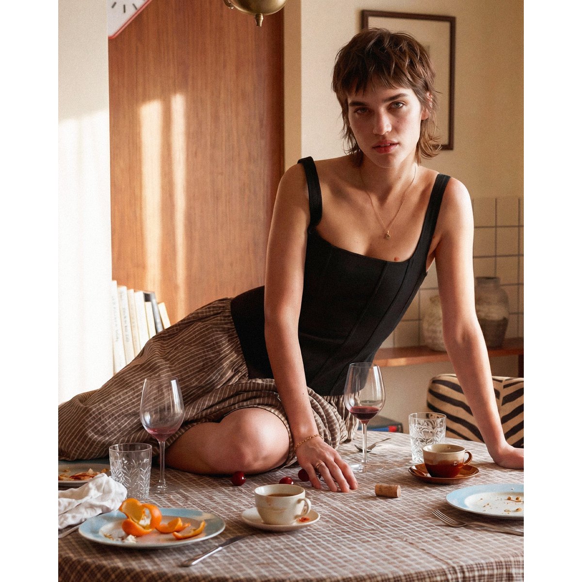 Robe mi-longue à carreaux marron avec corsage contrasté Rove