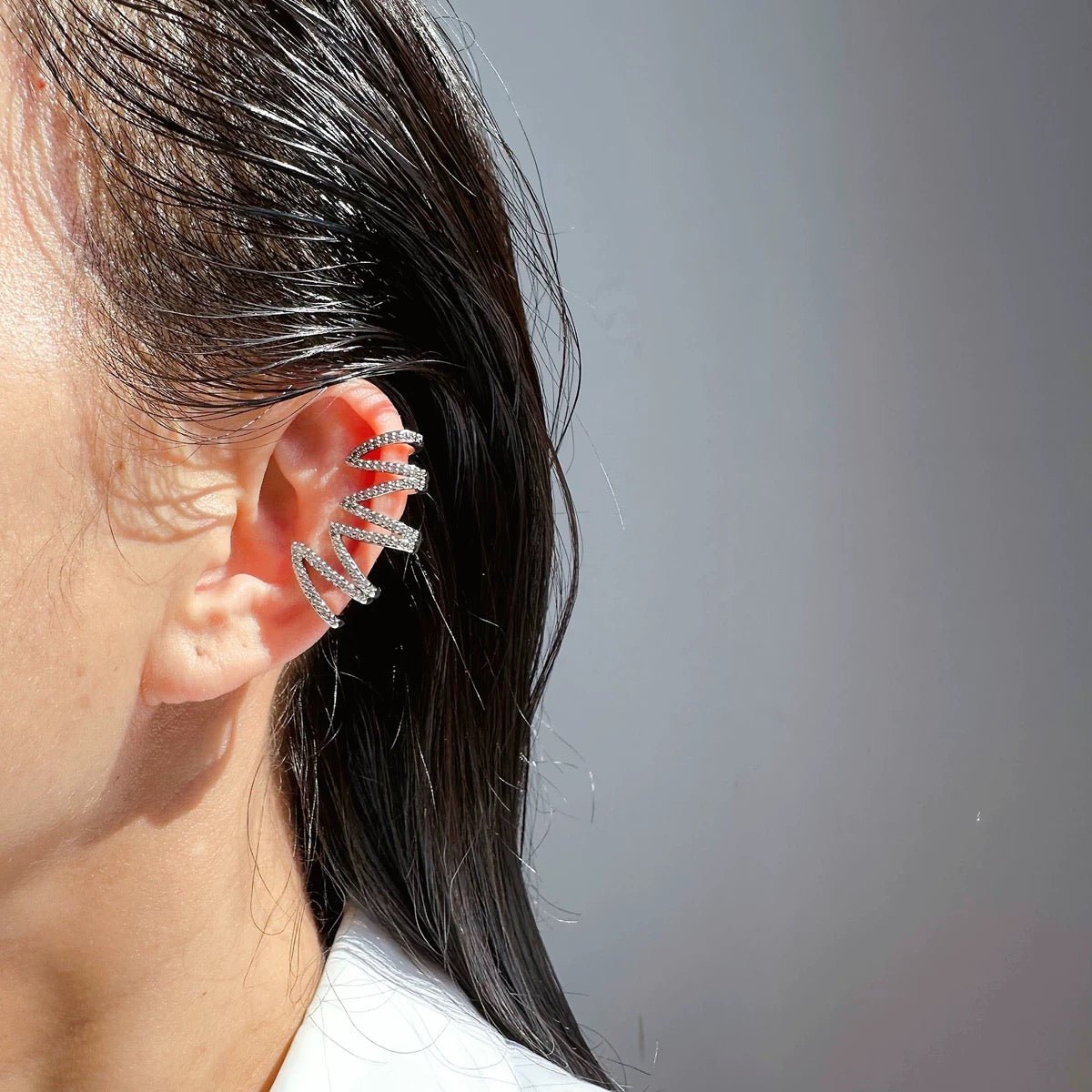 Polsino auricolare avvolgente con pavé geometrico
