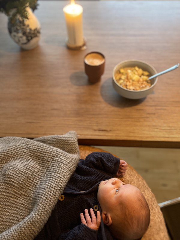 Inflatable nursing pillow in natural cork