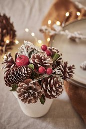 Tarro de arreglo navideño - frutos rojos | ø 22cm | Adorno navideño decorativo y bien relleno en macetero resistente con materiales naturales con detalles en blanco | Rojo